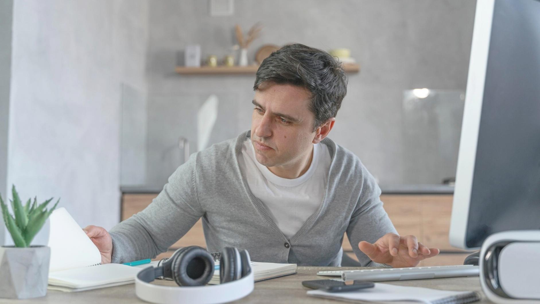 Ambiente de estudio tranquilo con materiales de aprendizaje sobre finanzas personales