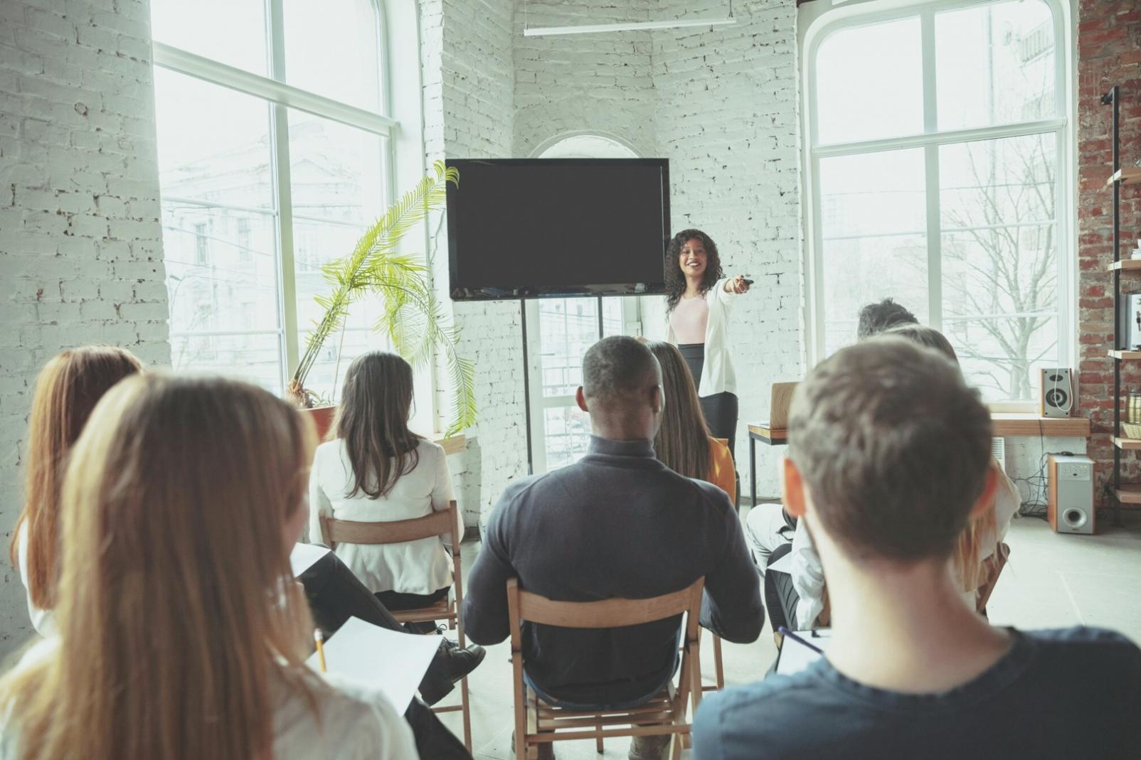Técnicas de relajación aplicadas a situaciones financieras complejas